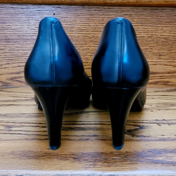 Like NEW Cole Haan Pumps, all leather, 3.25" heels - Picture 6 of 9